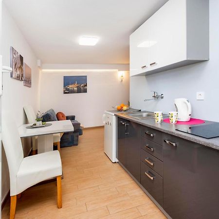 Apartments And Room Silvana Rovinj Exterior foto