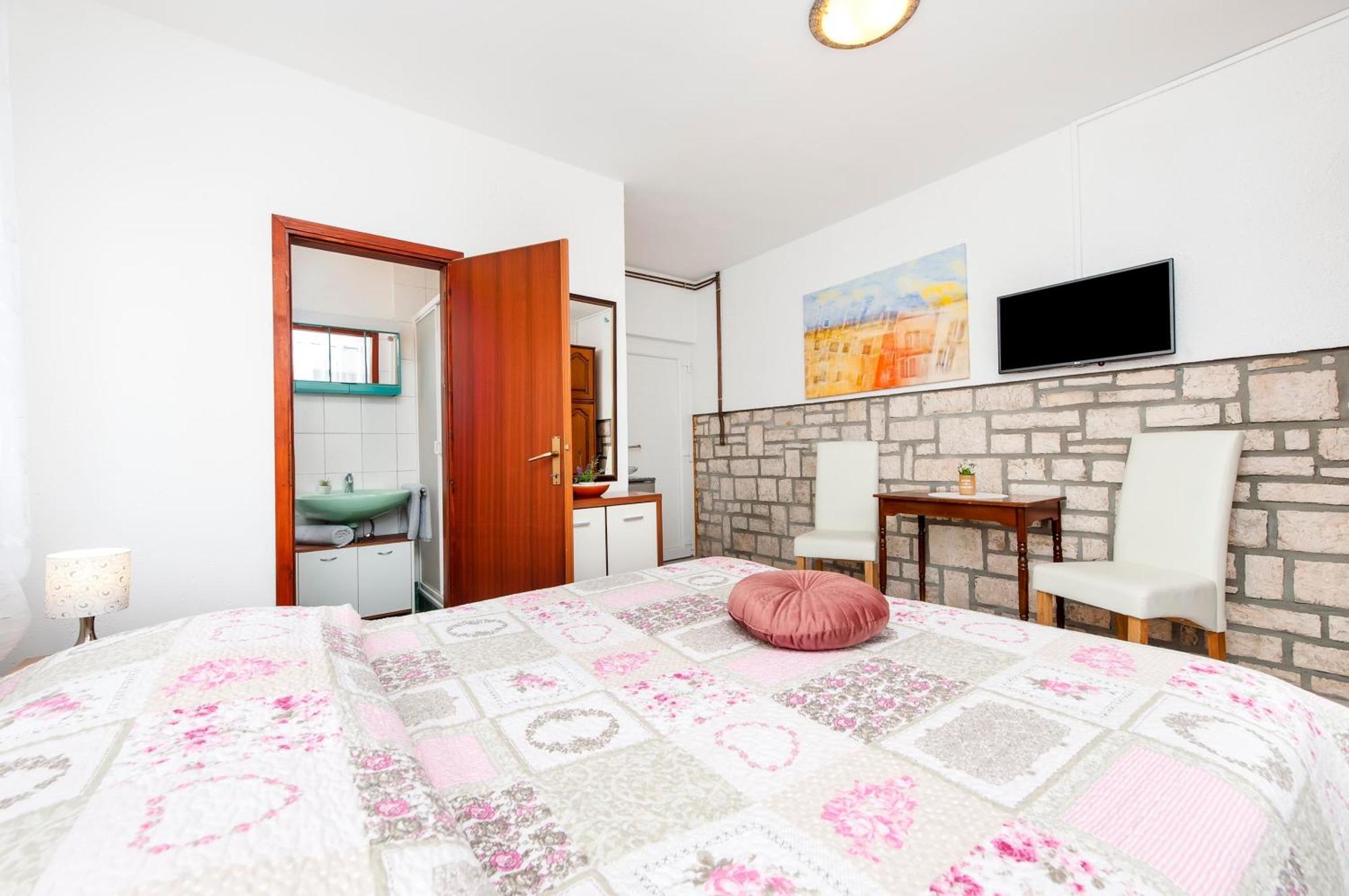 Apartments And Room Silvana Rovinj Exterior foto